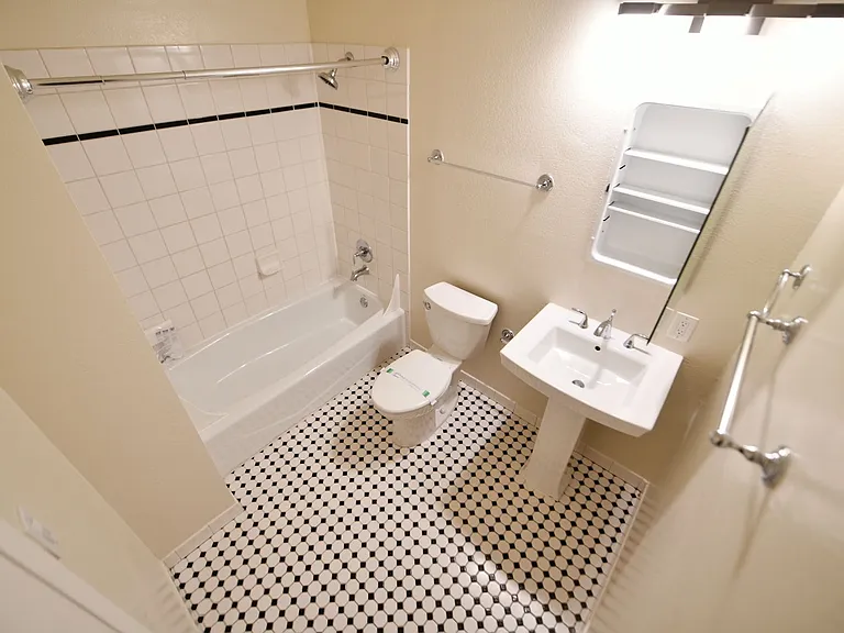 2p008 - Lake View East — Photo 26