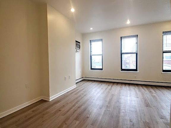2nd image of 496 Pavonia Ave APT B4