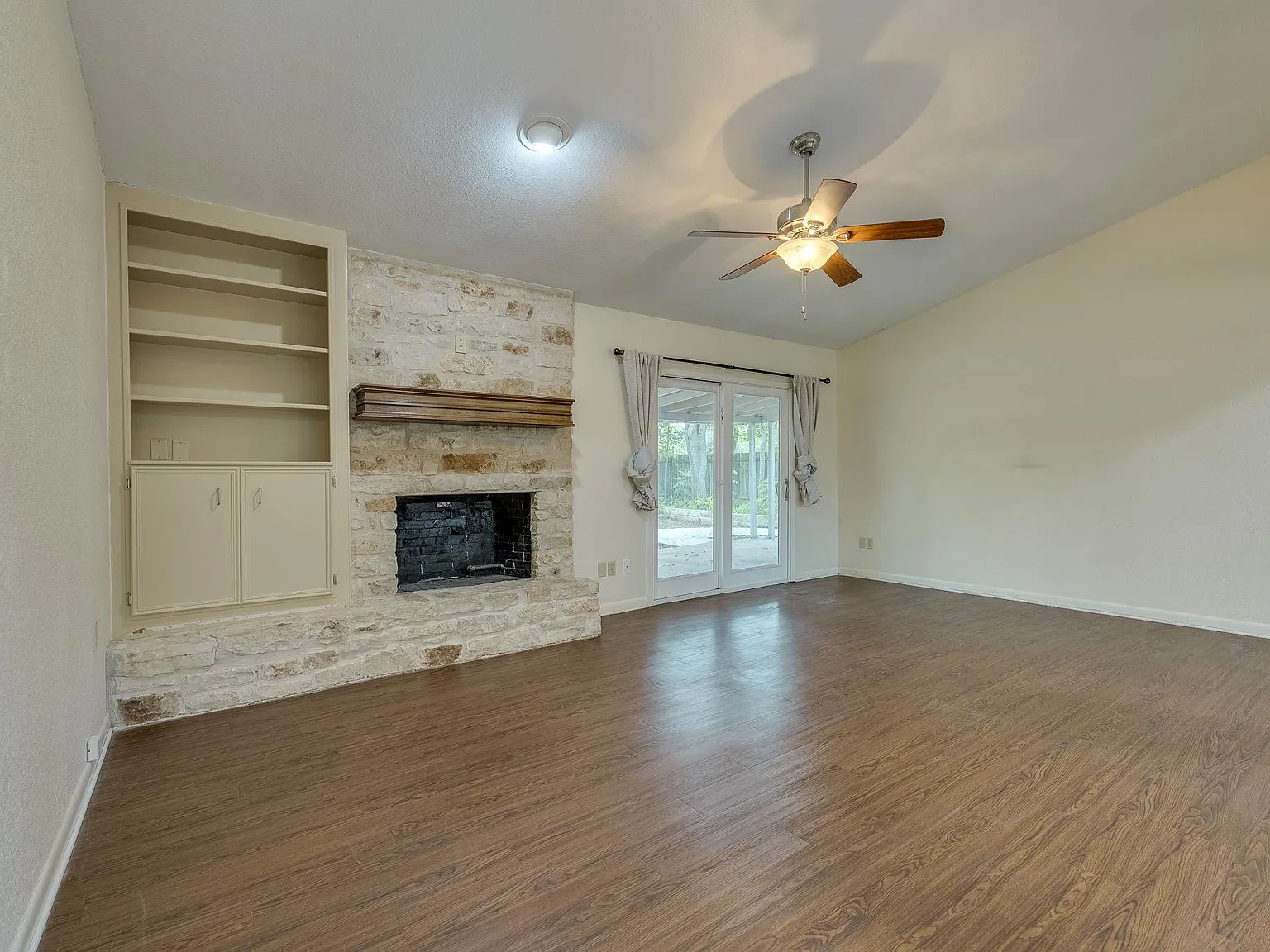 3 bed, 2.0 bath, 1253 sqft, $2,100 — Photo 4