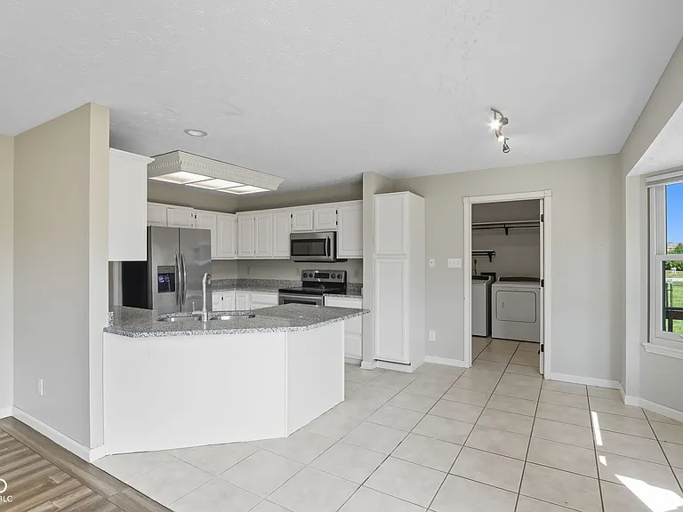 7975 Meadow Bend Cir — Photo 14