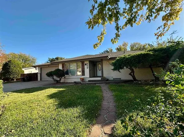 2504 Thompson Ave, Dodge City, KS 67801