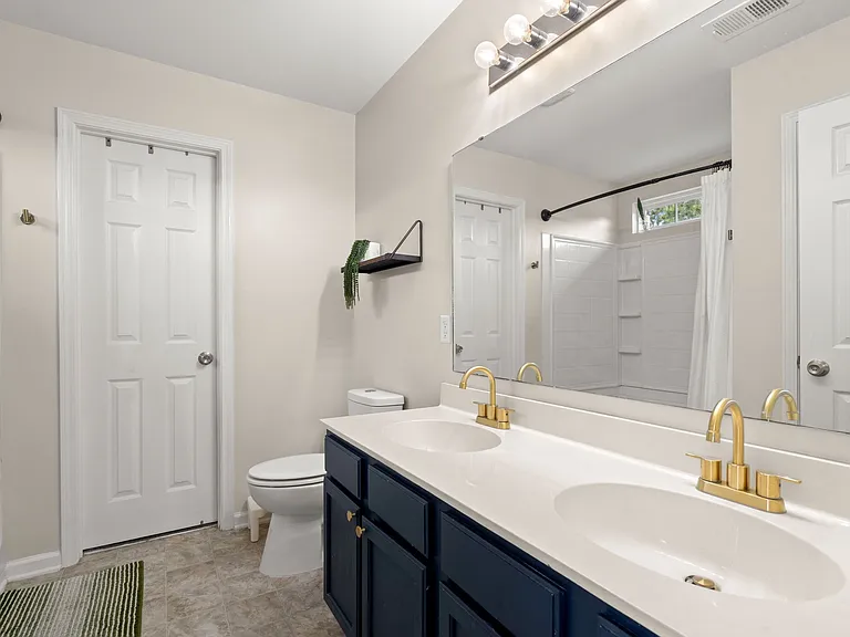Avonshire Dr — Photo 10