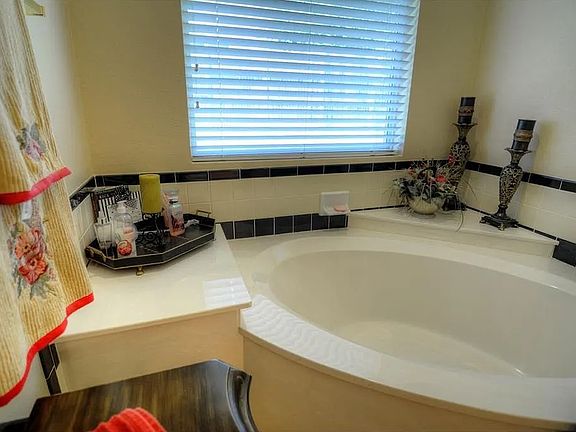 3rd image of 703 Glenwood Ct