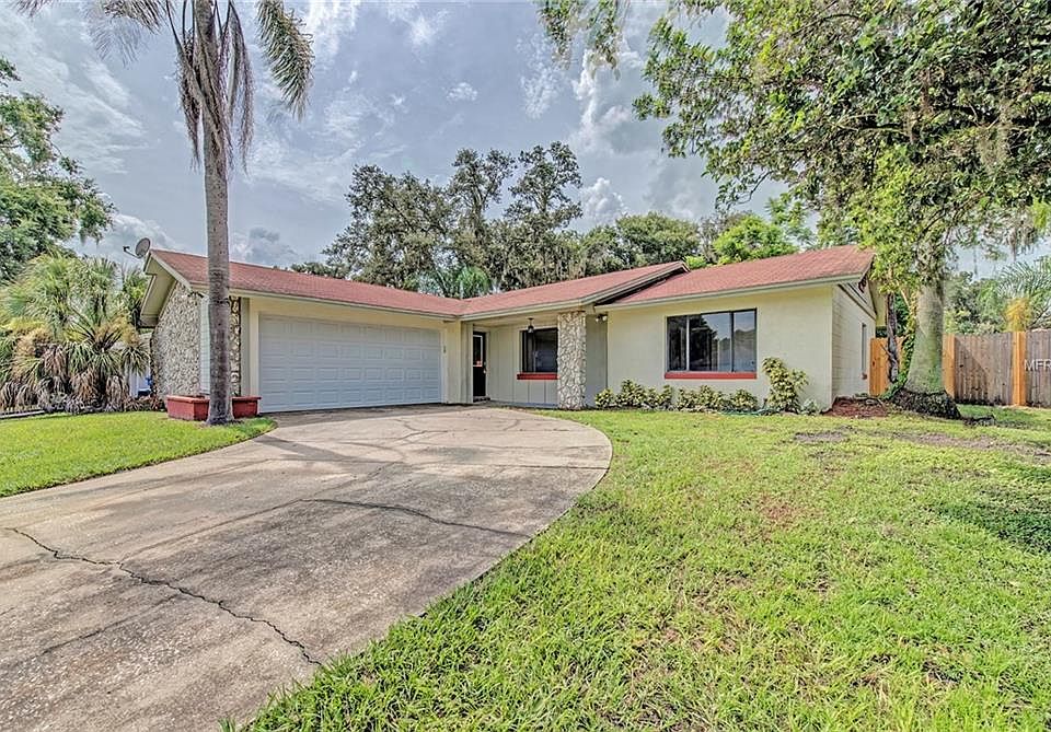 1st image of 826 Pebblewood Dr