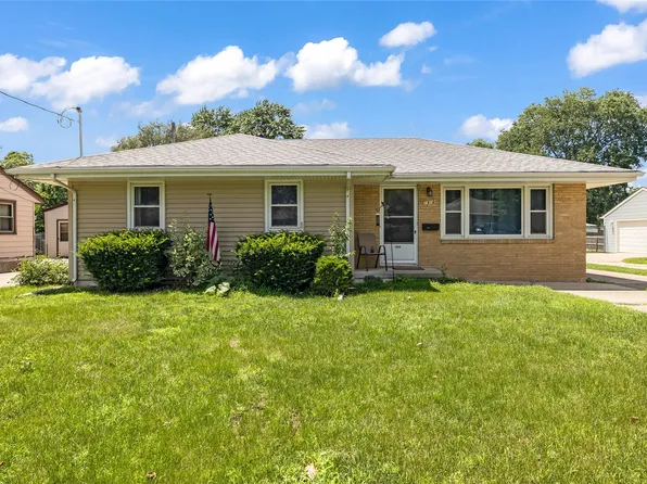 1916 E 27th Ct, Des Moines, IA 50317