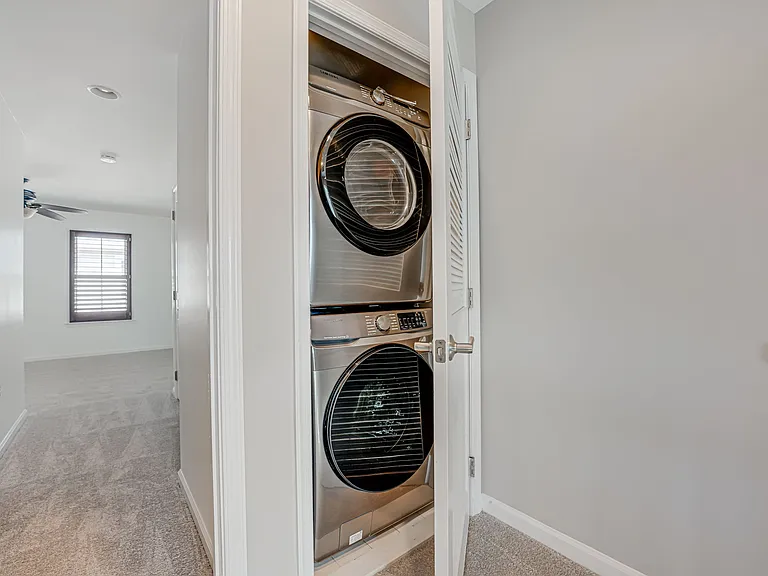 2608 S Kenmore Ct — Photo 35