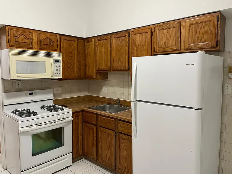 1620 W Beach Ave #R — Photo 4