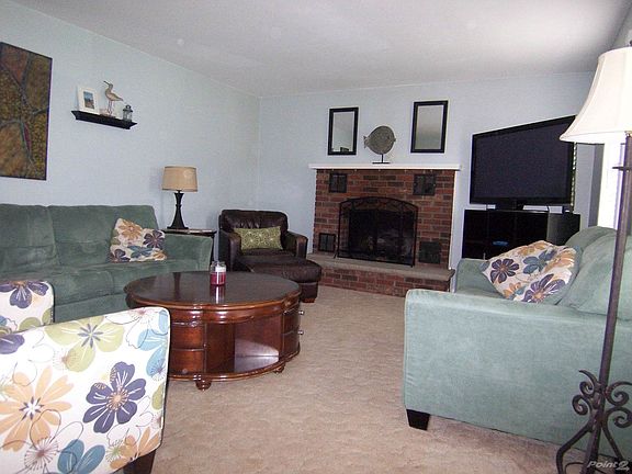 LIVING ROOM WITH GAS FIREPLACE