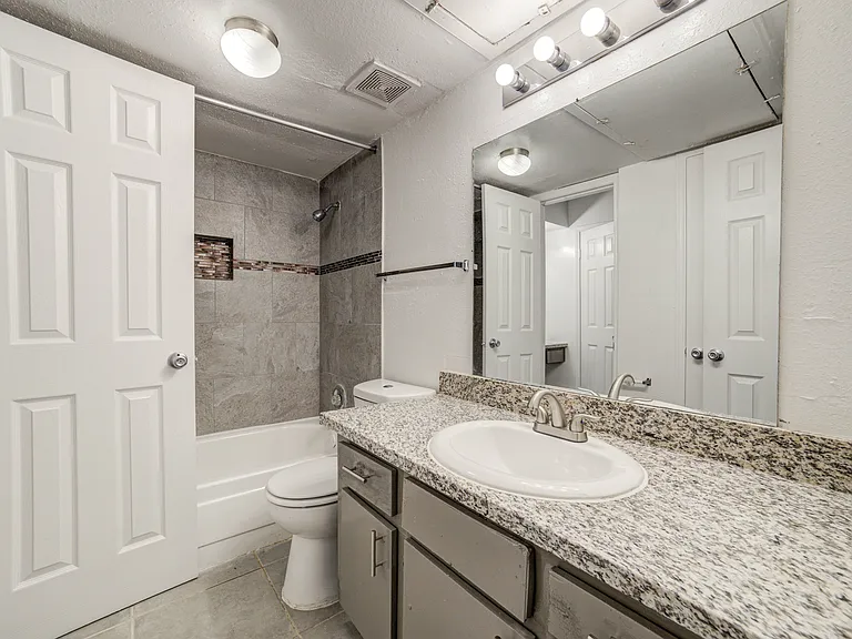 Ashford Santa Fe Bathroom