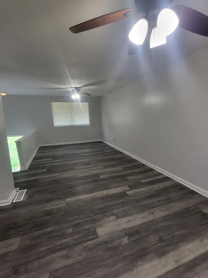 Large home with 4 or 5 bedrooms and 3 full baths — Photo 3