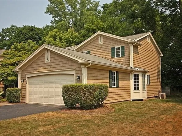 128 Wood Creek Dr, Pittsford, NY 14534