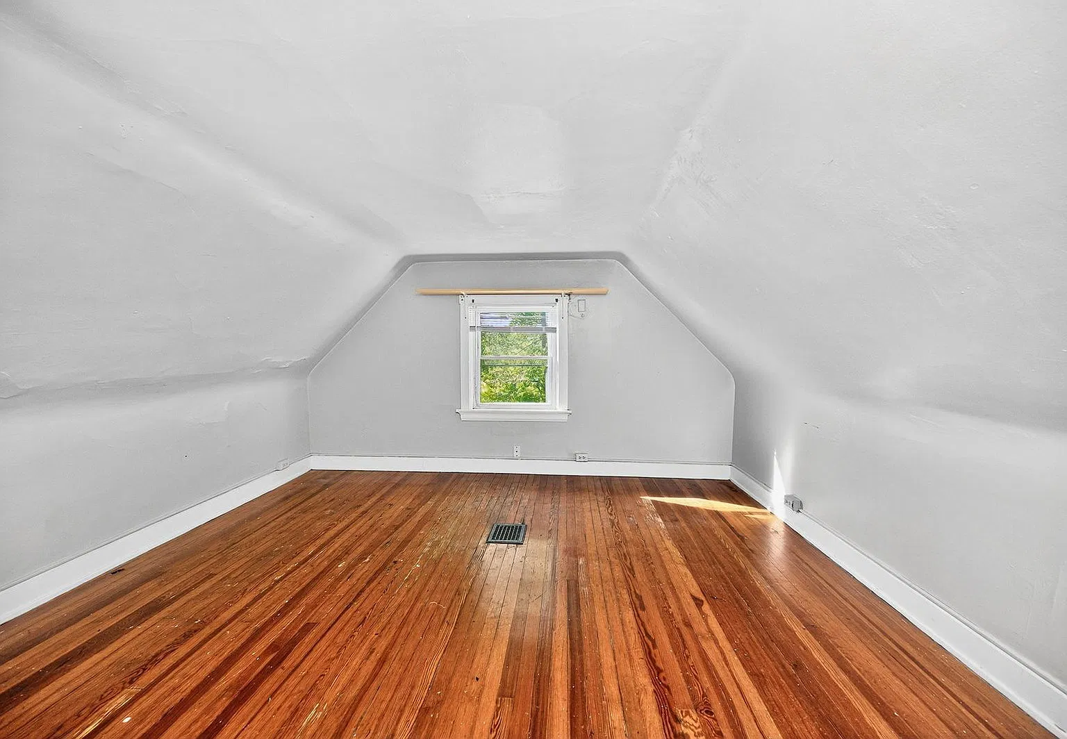 6 bed, 2.0 bath, 1961 sqft, $3,195 — Photo 3