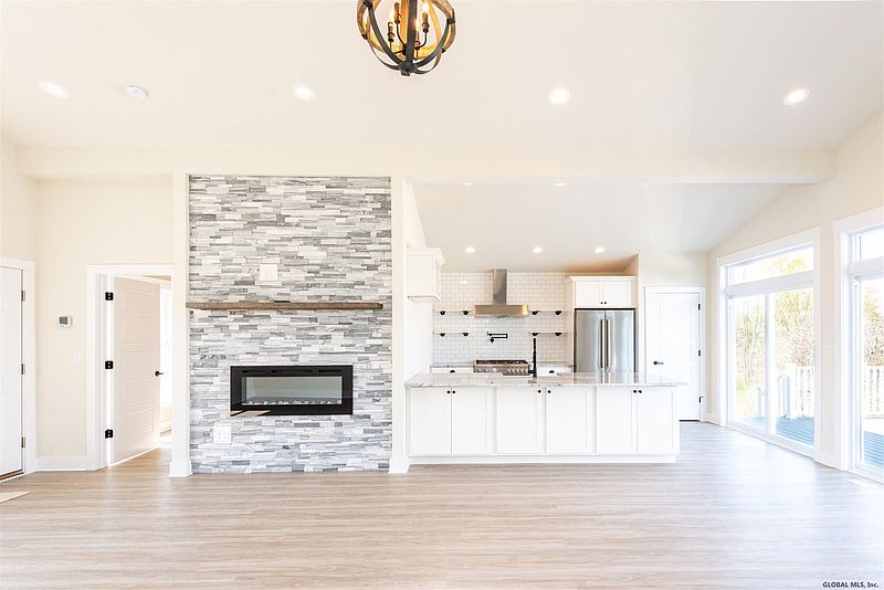2nd image of 121 CLOVERVIEW Drive