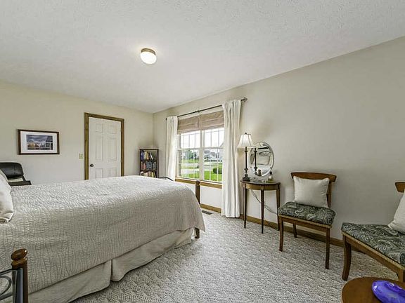 4th image of 61 Epernay Ave