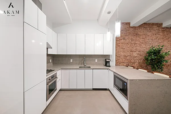 Rented by Akam Sales and Brokerage | media 6