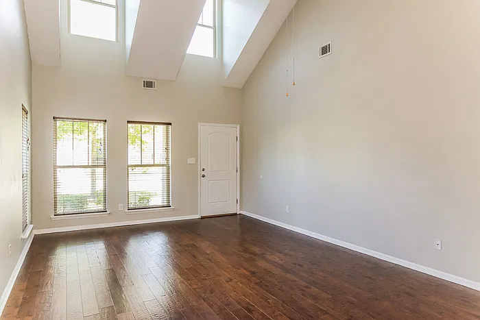 3 bed, 2.5 bath, 2044 sqft, $2,035 — Photo 4