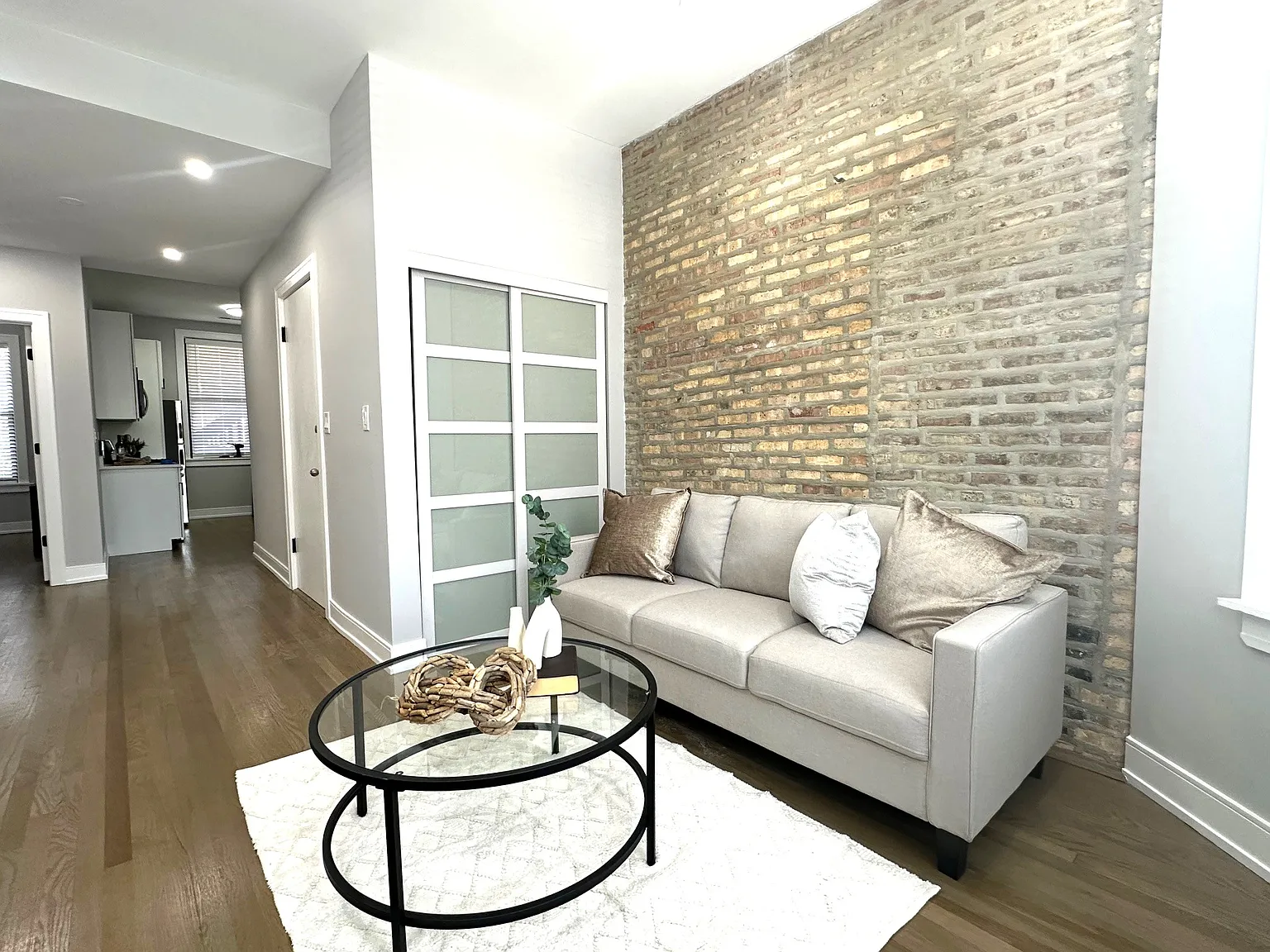 2 bed, 900 sqft, $3,100 — Photo 2