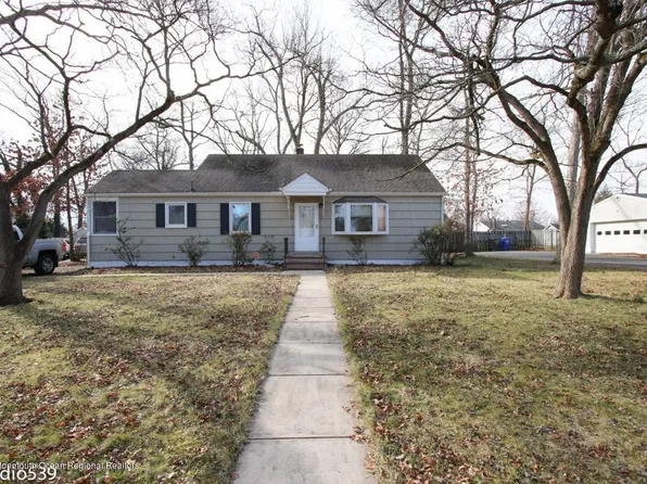 14 Cedarwood Dr, Toms River, NJ 08755