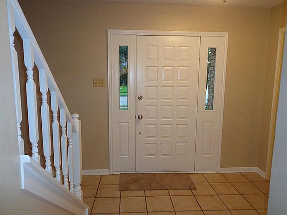 Entry double sidelights and large foyer