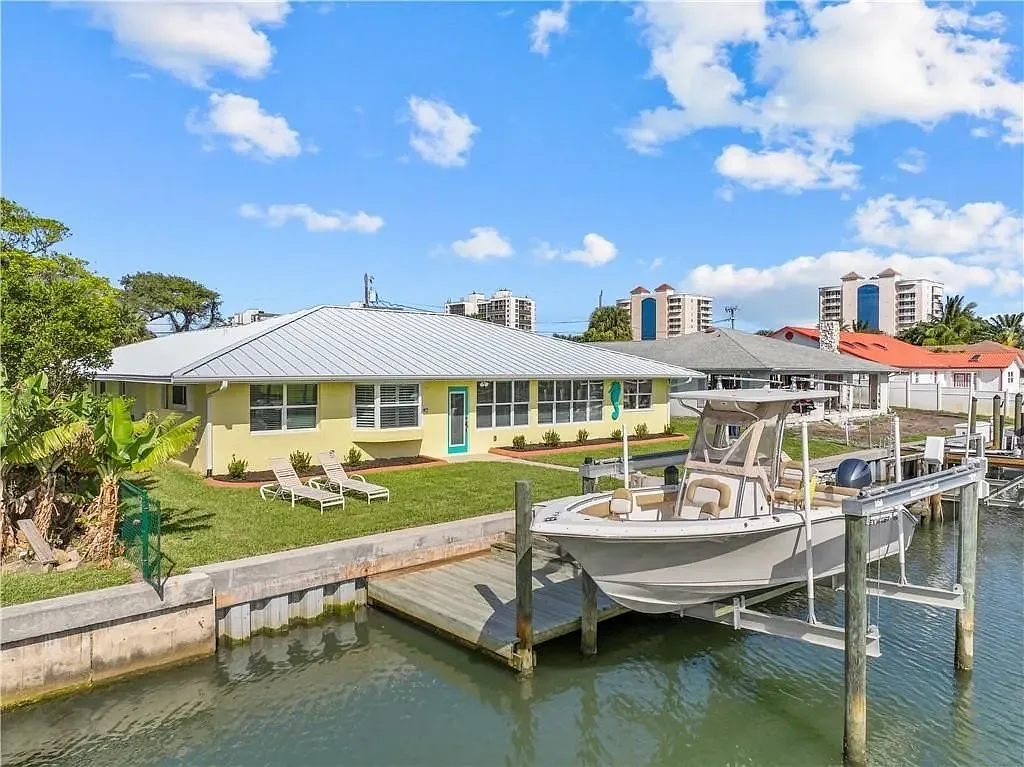 211 Marina Dr — Photo 2