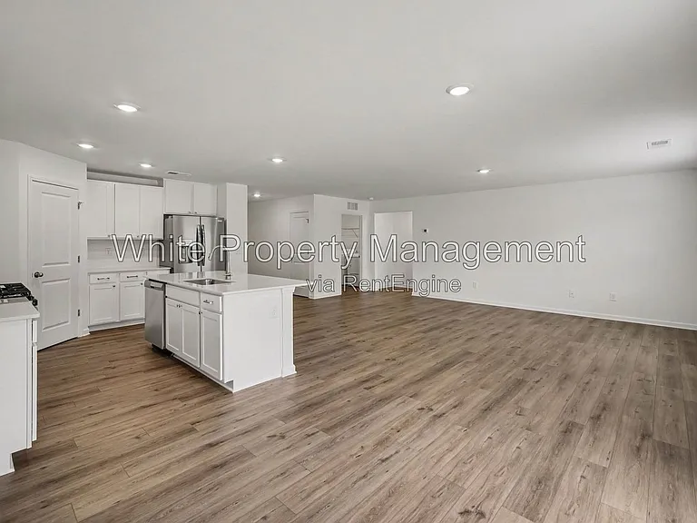 319 W 18th St — Photo 8