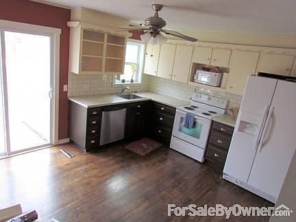 Family room
						:
						Hardwood floors