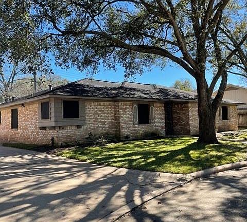 2nd image of 2923 Blue Lakes Ln