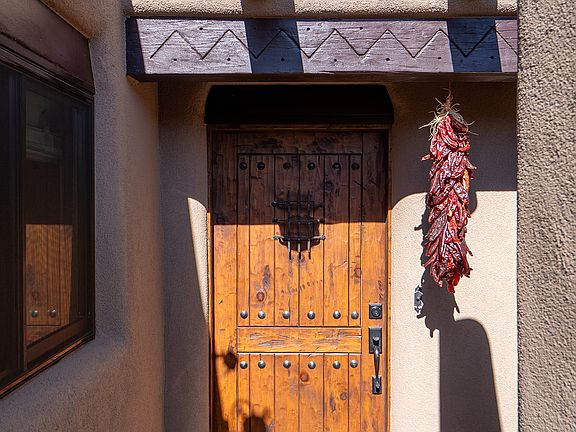 4th image of 812 Loma Boreal St