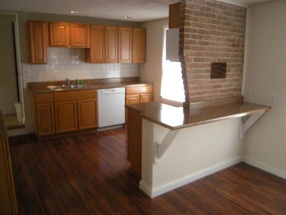 5th image of 306 Parkdale St