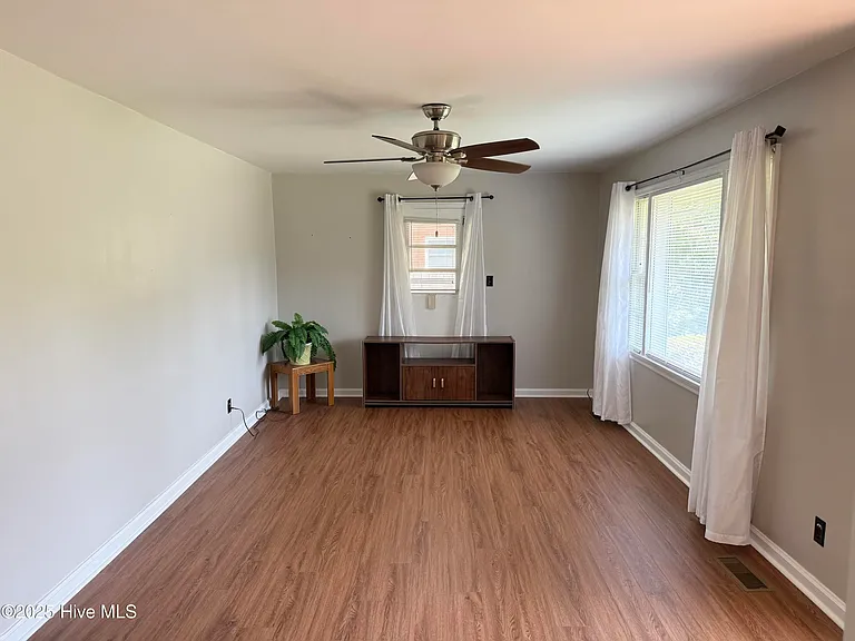 2703 Jackson Dr — Photo 9