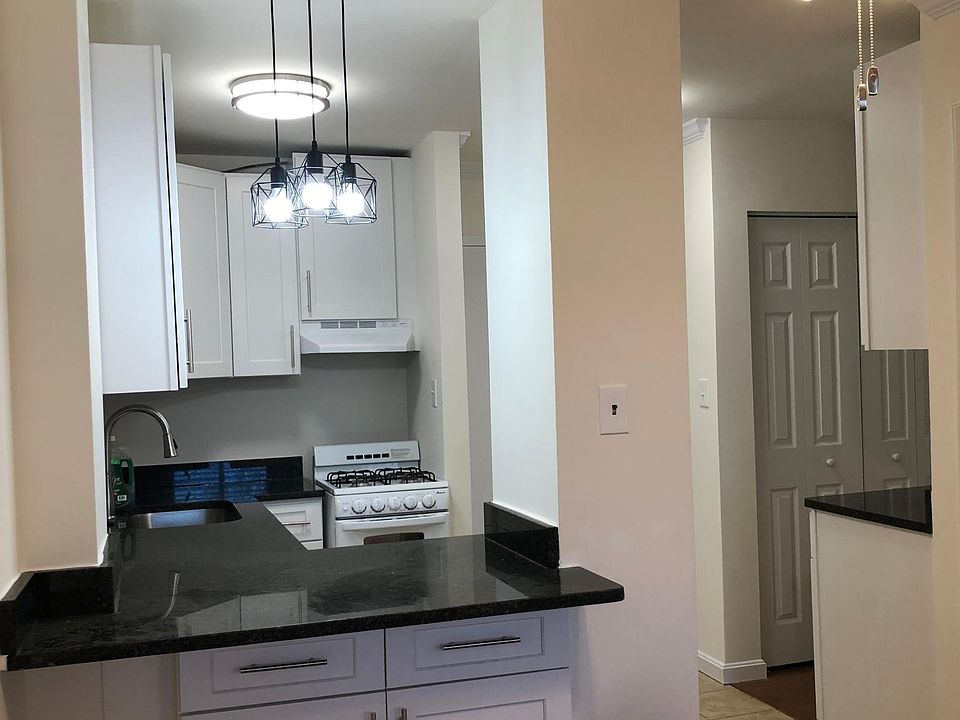 1st image of 801 N Pitt St APT 320
