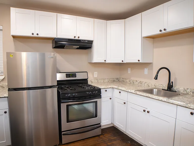 415 Riddle St — Photo 4
