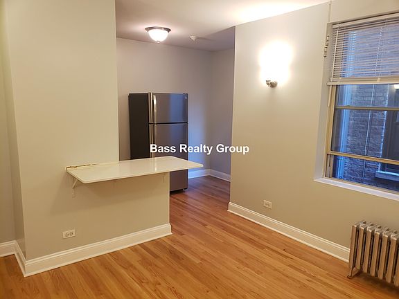 4th image of 1369 W Greenleaf Ave #107