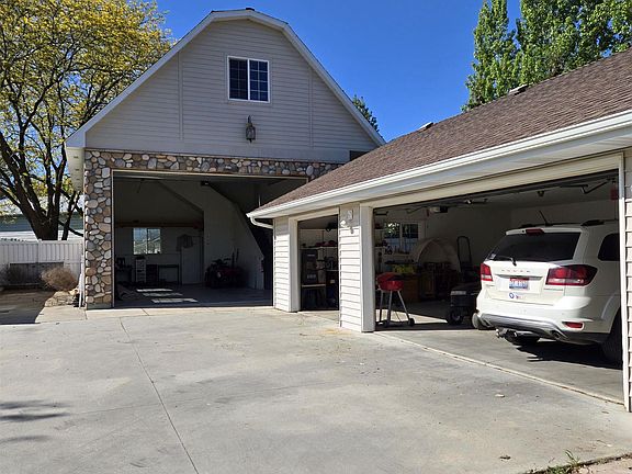 3rd image of 2080 Shelley Dr