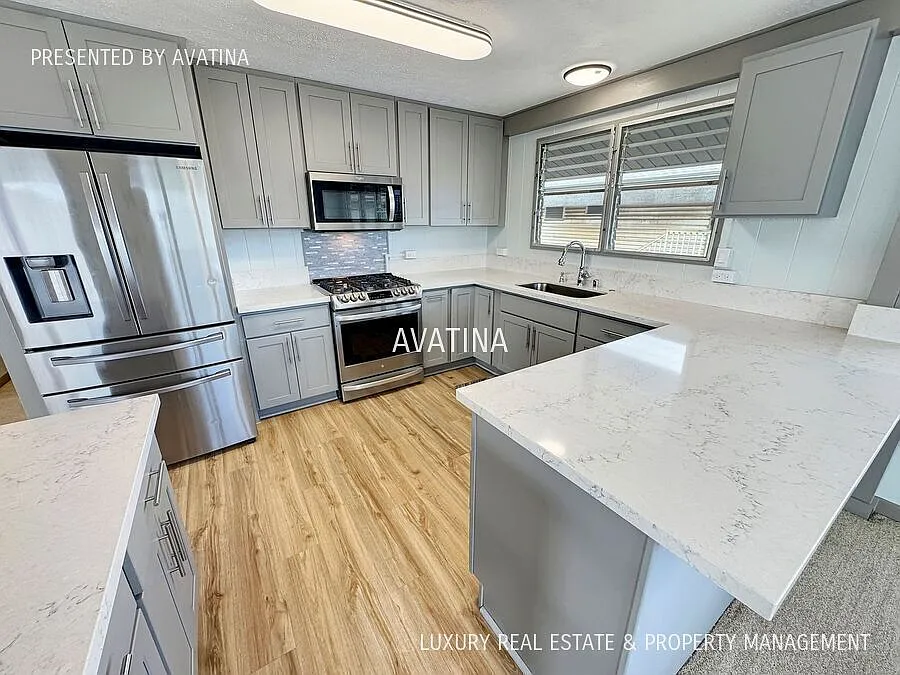 Renovated top floor 3 bdrm duplex with tons of light! — Photo 4