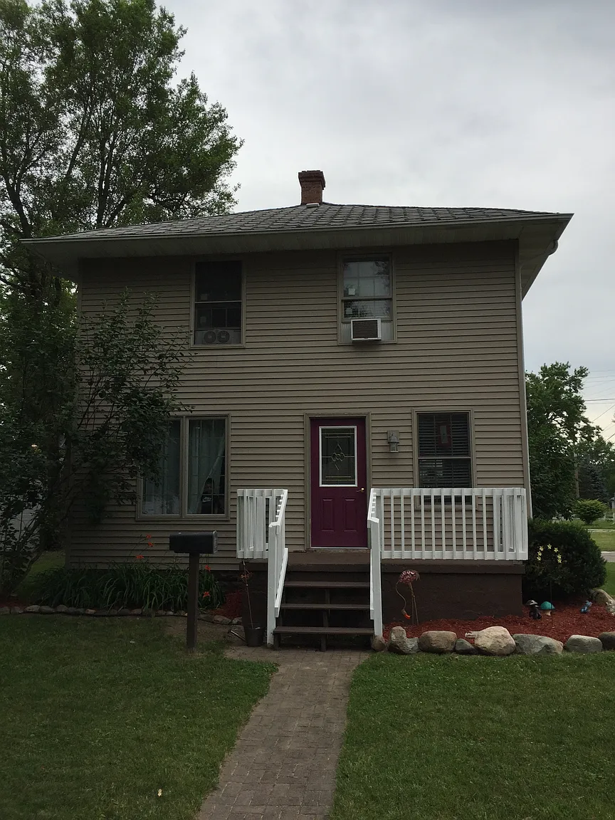 581 Beach St photo 1