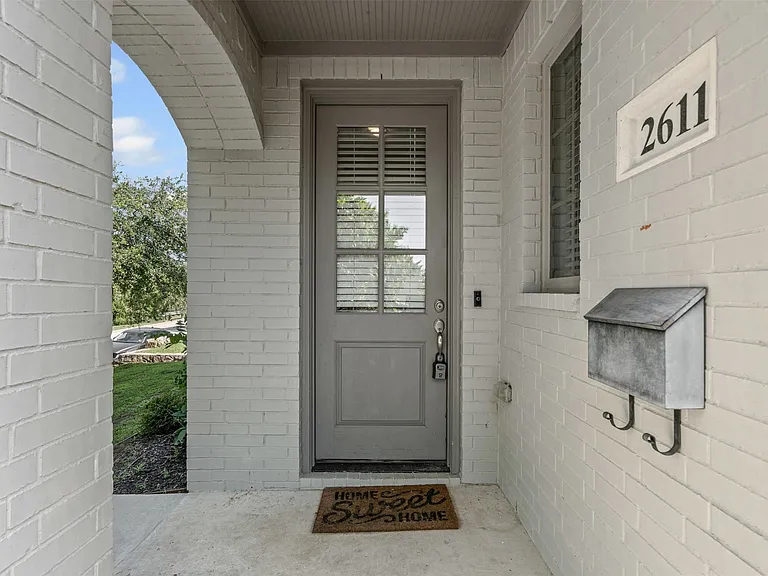 2611 McCart Ave — Photo 4