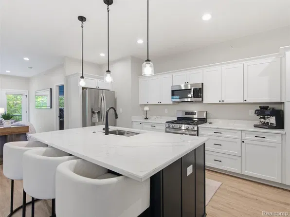 622 Pointe Dr, Walled Lake, MI 48390