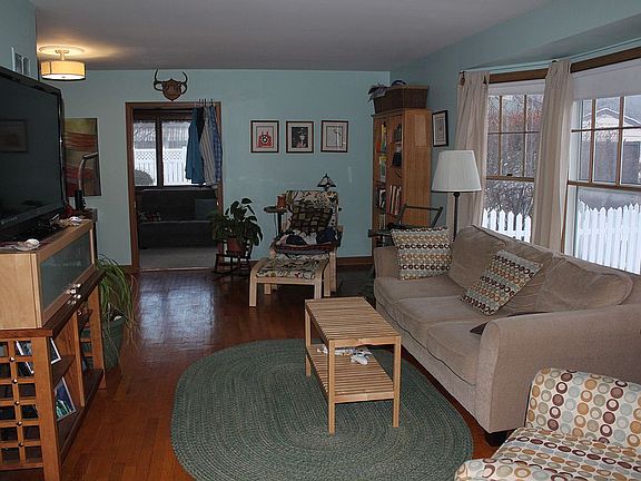 2nd image of 226 Losey Blvd N