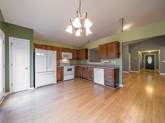 4th image of 144 Arlington Ct