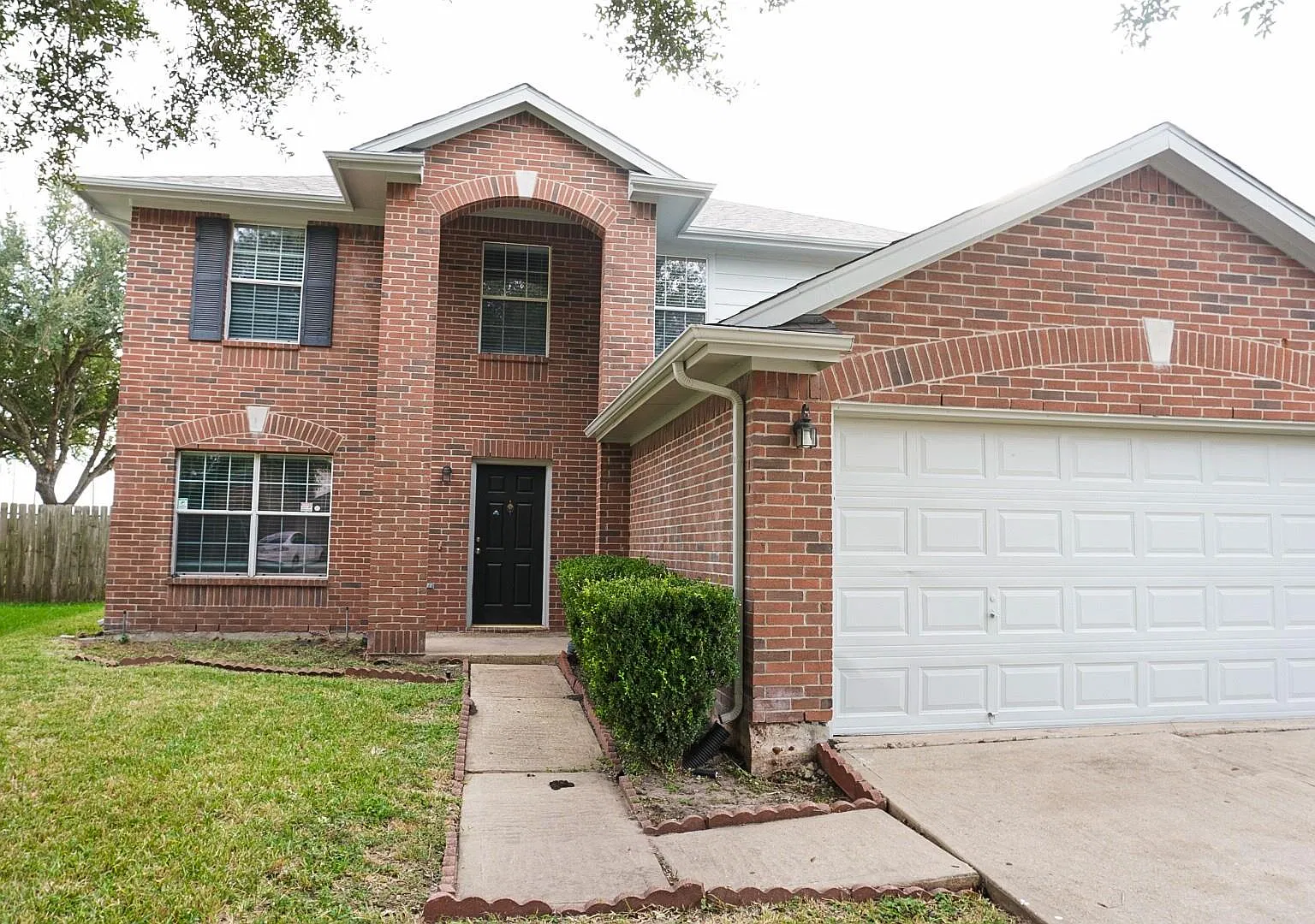 4 bed, 2.5 bath, 2727 sqft, $2,500 — Photo 2