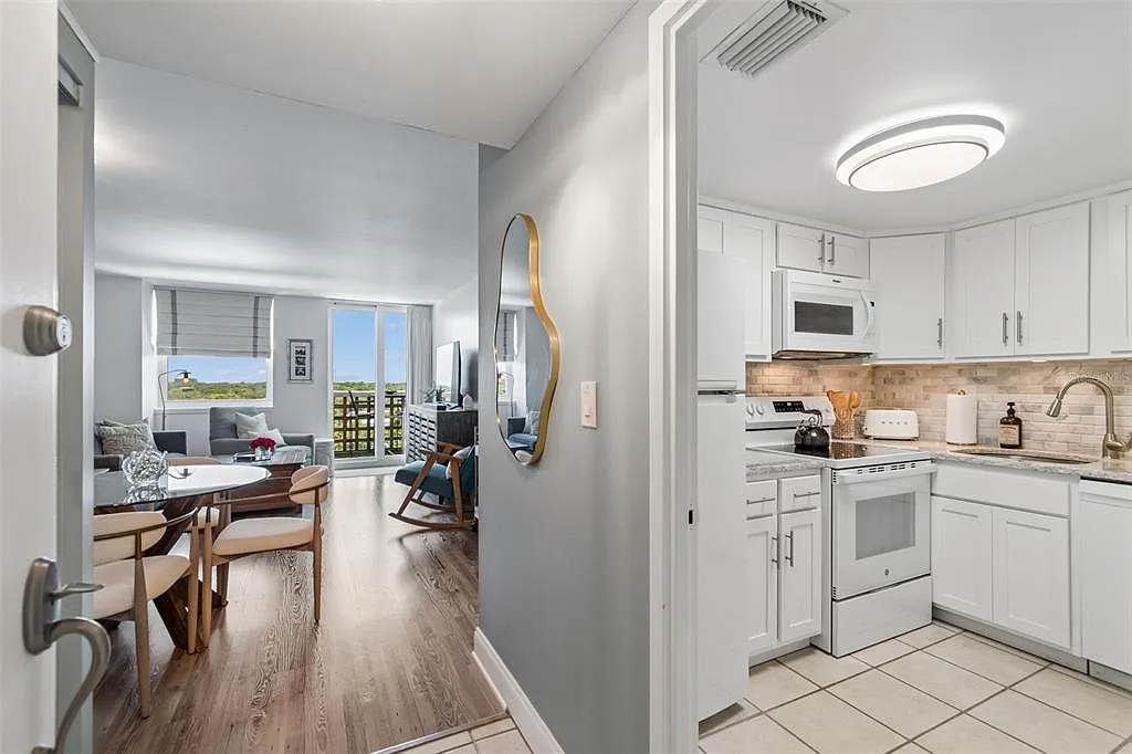 1 bed, 1.0 bath, 656 sqft, $1,900 — Photo 2