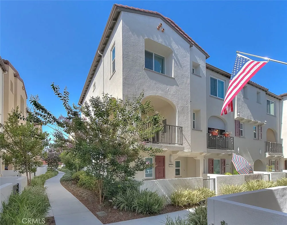 3 bed, 4.0 bath, 1650 sqft, $4,450 — Photo 1