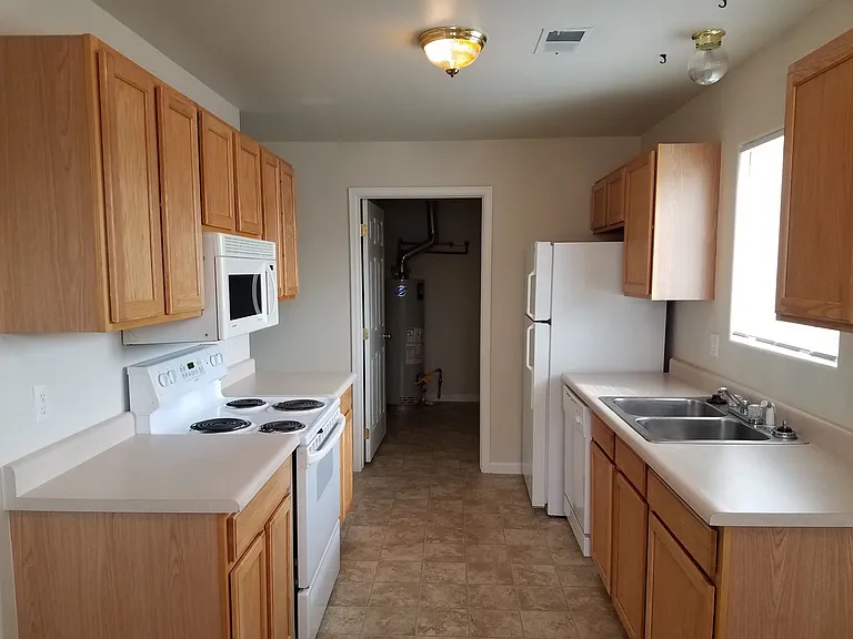1213 Taft Ave — Photo 4