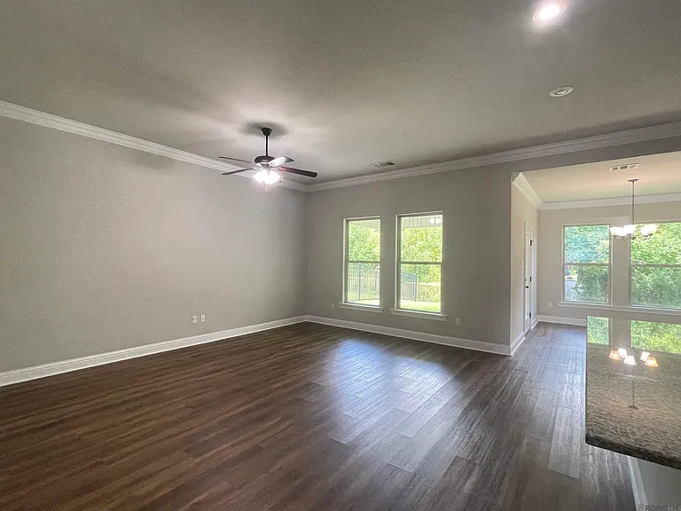 1303 Hickory Creek Dr — Photo 2