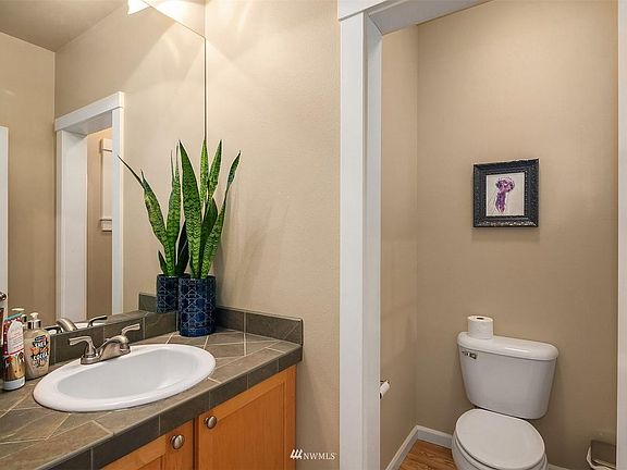 3rd image of 1326 207th Ave NE