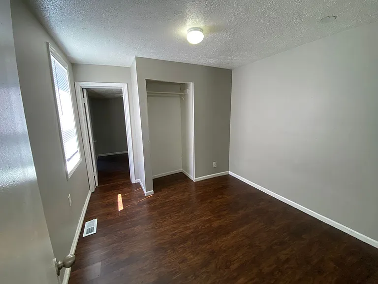 556 N Clay St — Photo 2