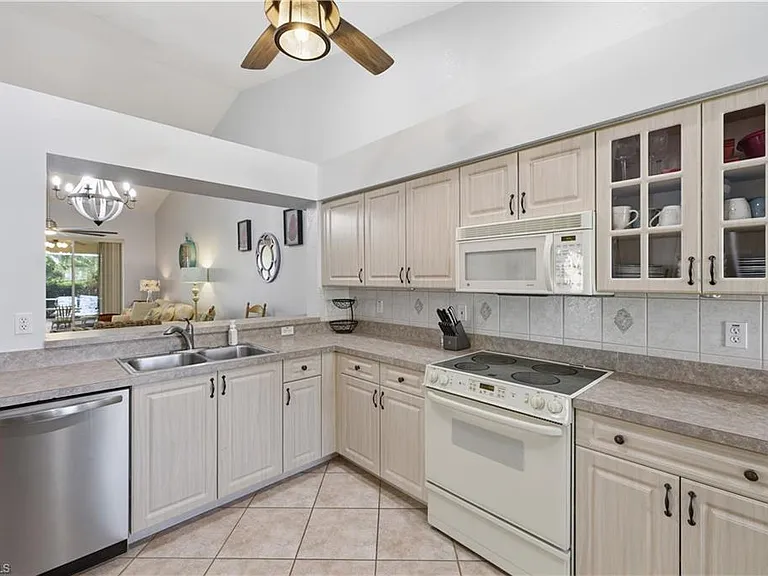 5778 Greenwood Cir — Photo 11