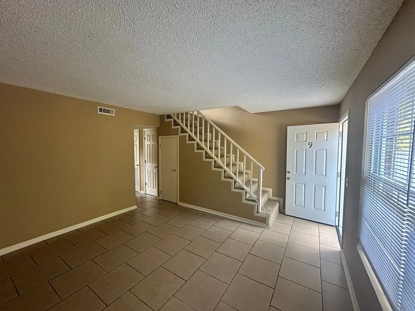 2BD/1.5B Apartment in Adel — Photo 4
