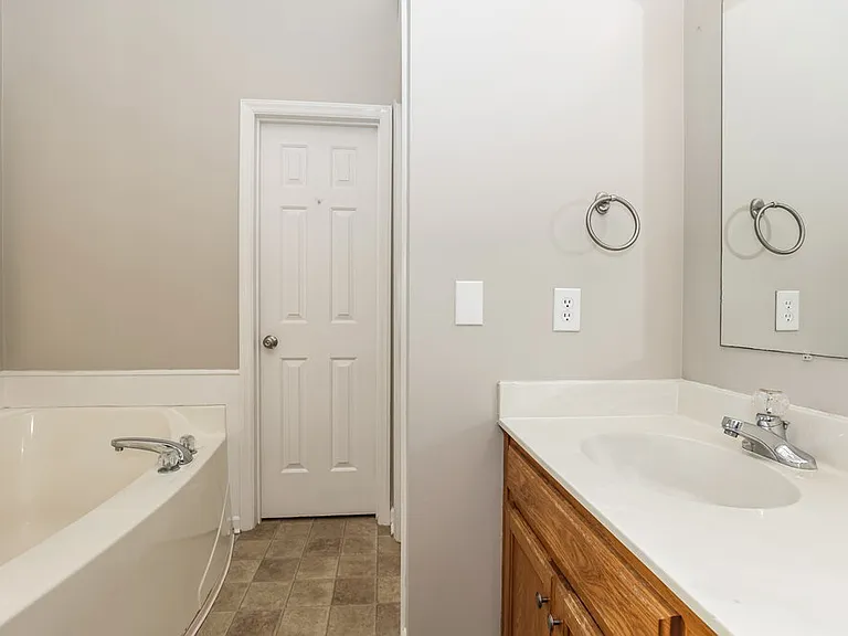 2306 Amber Glen Dr — Photo 13